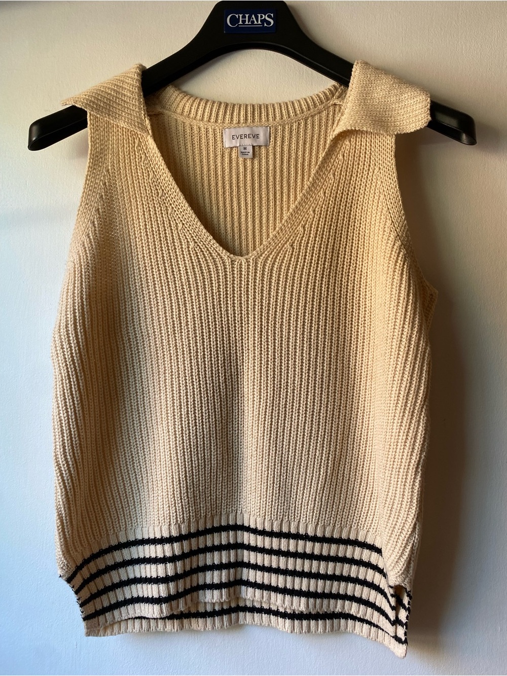 Evereve Cream Ribbed Knit V‑Neck Sweater